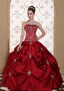 Embroidery Taffeta Strapless Sweet Sixteen Dresses with Pick-ups in Wine Red