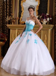 White and Blue Sweetheart Organza Beaded Quinceanera Dress with Appliques