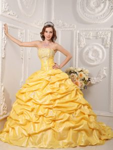 Yellow Court Train Dresses for Quince with Appliques and Beading in Taffeta