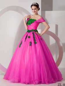 Popular Princess Off-the-shoulder Fuchsia Quinces Dresses with Appliques